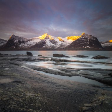 Dramatik gökyüzü ve dağlarla sabah deniz manzarası. Kuzey doğasının güzelliği. Norveç, Senja Adası. Yükseklik kalitesi