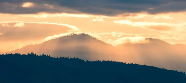 山のシルエットと曇りと霧の夕日 パノラマ撮影 ウクライナ カルパチア山脈 — ストック写真