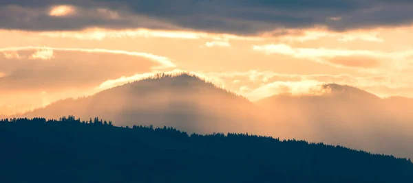 Tramonto Nuvoloso Nebbioso Con Silhouette Montagna Colpo Panoramico Ucraina Carpazi — Foto Stock