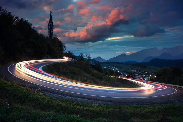 Longa Exposição Luzes Asfalto Noite Uma Estrada Montanha Iluminado Pela — Fotografia de Stock