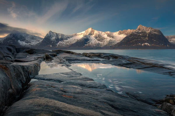 Winterochtend Zeegezicht Landschap Bergketen Wilde Noordelijke Natuur Noorwegen Eiland Senja — Stockfoto