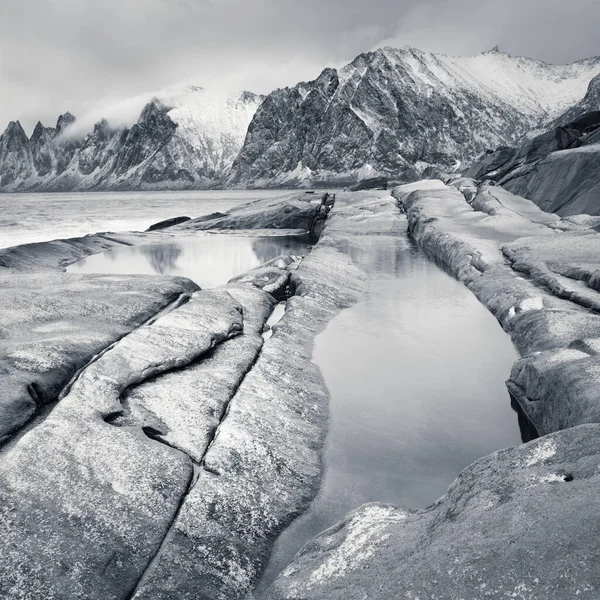 Eşsiz Kış Deniz Manzarası Siyah Beyaz Kuzey Doğasının Güzelliği Norveç — Stok fotoğraf