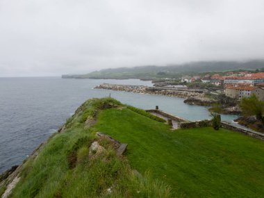 Şehir deniz sis ile gökyüzü ile