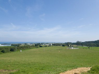 ufuk denizde ile yeşil tepeler