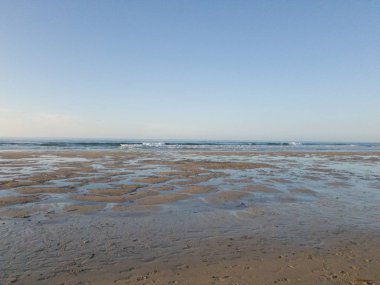 güneşli bir günde kum plaj