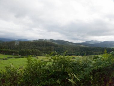 dağların üzerinden güzel yeşil tepe