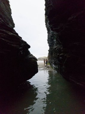 Akşam Beach büyük kayalar