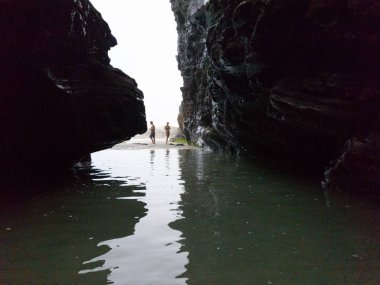 Akşam Beach büyük kayalar