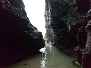 Akşam Beach büyük kayalar