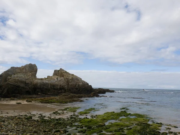 梦幻般的岩石海滩景观 — 图库照片