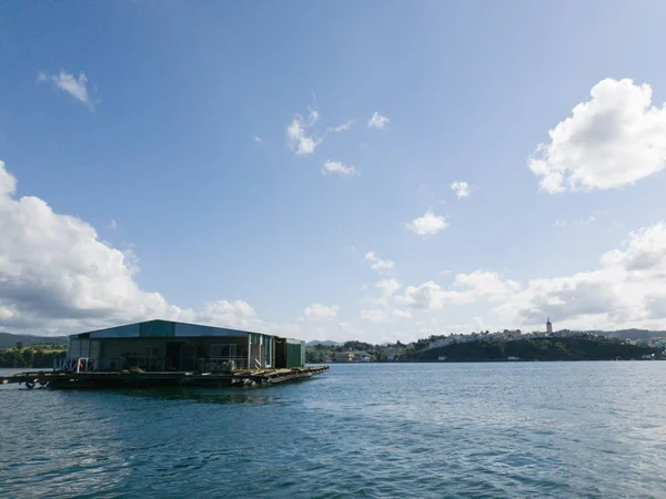 güneşli gökyüzü ve nehrin mavi denize