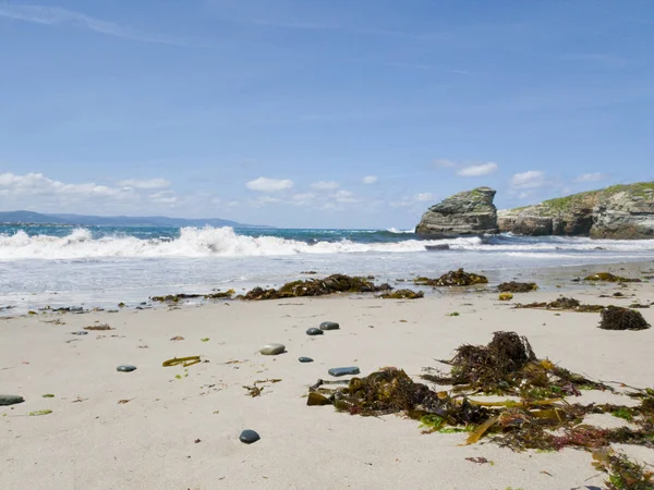 Una Gran Roca Levanta Frente Horizonte Del Mar — Foto de Stock