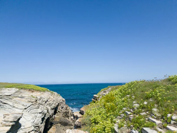 蓝色海地平线与岩石景观 — 图库照片