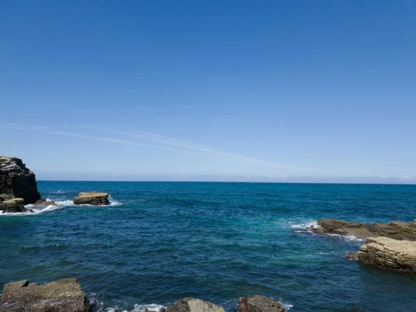 岩の風景と青い海の水平線 — ストック写真