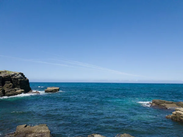 Horizonte Azul Del Mar Con Rocas Paisaje — Foto de Stock