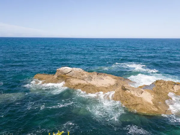 Horizonte Azul Del Mar Con Rocas Paisaje — Foto de Stock