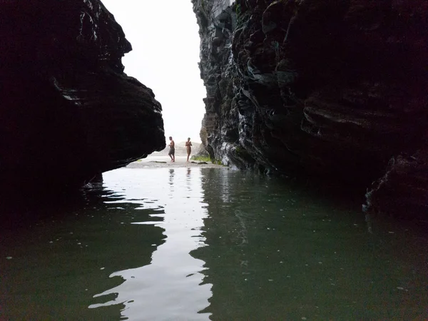 Akşam Beach büyük kayalar