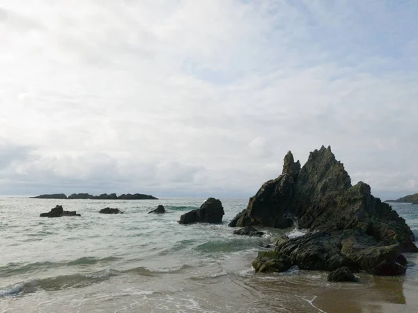 ビーチに大きな岩 — ストック写真