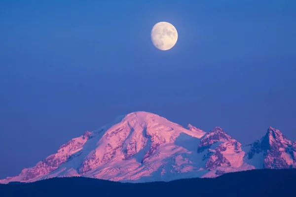 Una Vista Serale Del Monte Baker Sotto Una Luna Quasi — Foto Stock