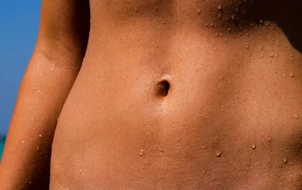 Sevimli göbek ile güzel atletik tabaklanmış göbek. Kusursuz göbek deliği ile düz, ince, kas lı ve sağlam bir göbek.