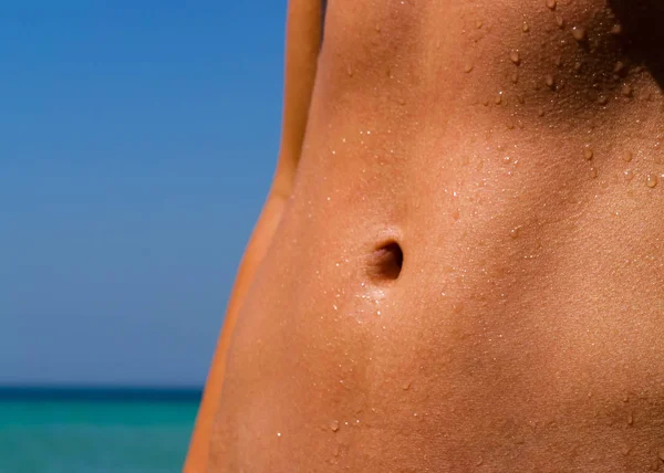 Sevimli göbek ile güzel atletik tabaklanmış göbek. Kusursuz göbek deliği ile düz, ince, kas lı ve sağlam bir göbek.