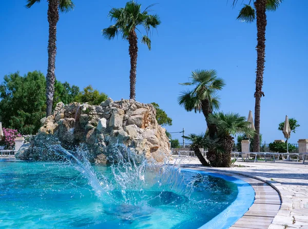 Tatilde bir yüzme havuzunda dalış Pretty atletik güneş tabaklanmış kız tabaklanmış