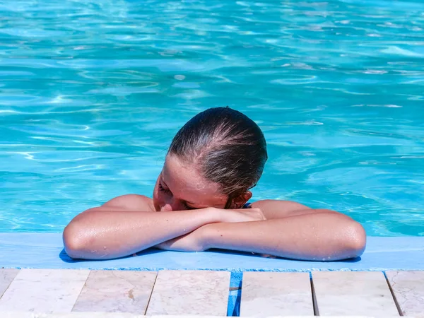 Tatilde bir yüzme havuzukenarında Pretty kız