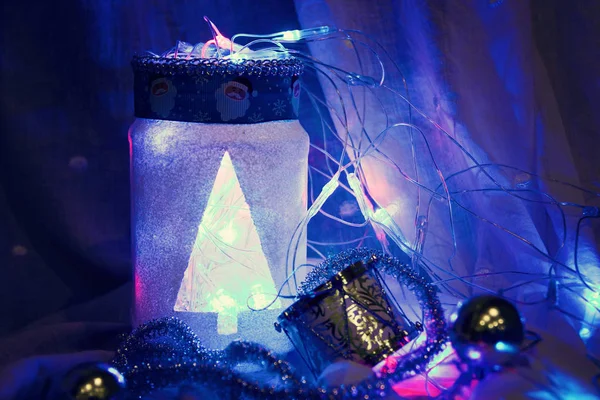 Fundo de Natal com lâmpada artesanal com brinquedos. foto — Fotografia de Stock