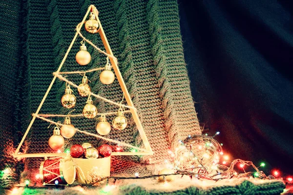 छोटे हस्तनिर्मित क्रिसमस पेड़ के साथ पृष्ठभूमि। फोटो — स्टॉक फ़ोटो, इमेज