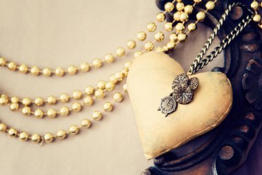 Sevgililer Günü için tekstil kalbi olan klasik bir geçmiş. El yapımı. fotoğraf.