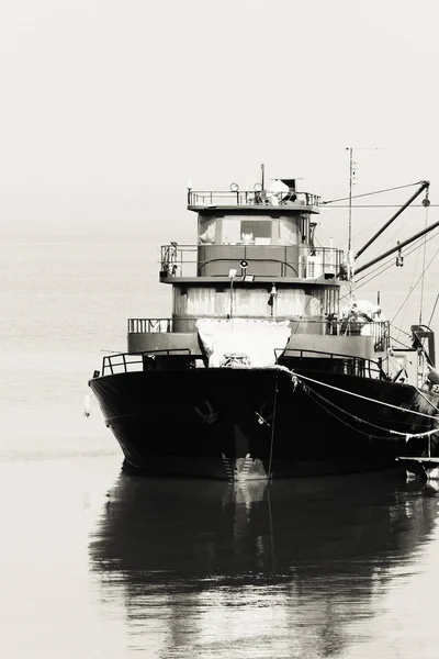 Großes Fischverarbeitungsboot im Tiefwasserdock. Foto — Stockfoto