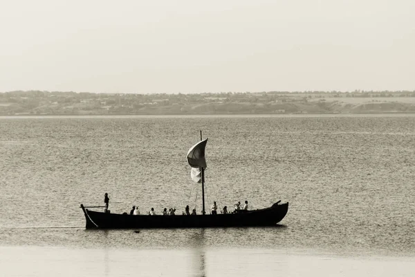 A boat on the river. travel. excursion. a photo. black and white — Stock Photo, Image