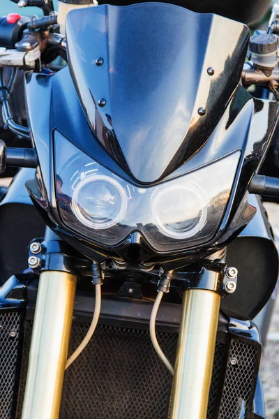 Motocicleta, faróis de motocicleta como o rosto de um robô. Foto — Fotografia de Stock