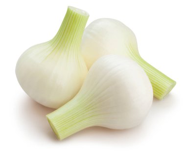 Beyaz arka plan üzerinde beyaz soğan grup izole, yakın çekim