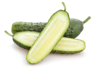 Beyaz arka plan üzerinde izole dilimlenmiş salatalık