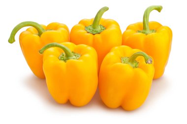 Sarı dolma biberler beyaz arkaplanda izole edilmiş