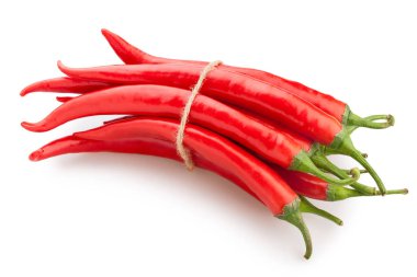 Beyaz arka planda izole edilmiş taze kırmızı biber. 