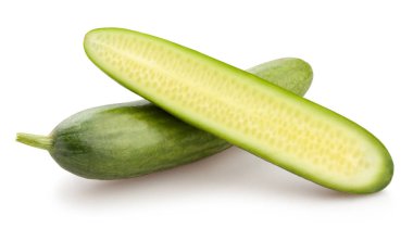 Beyaz arka plan üzerinde izole dilimlenmiş salatalık 