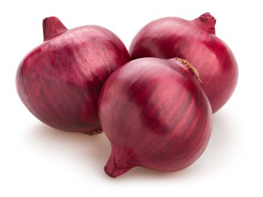 Beyaz arkaplanda kırmızı soğanlar izole edildi