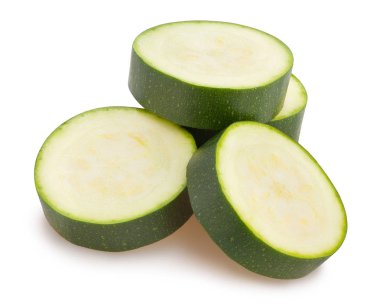 Beyaz arka plan üzerinde izole yeşil kabak dilimleri
