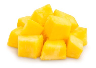 Beyaz arka plan üzerinde izole dilimlenmiş mango parçaları