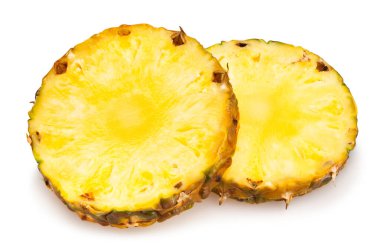 Dilimlenmiş ananas yolu beyaza izole edilmiş.