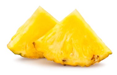 Dilimlenmiş ananas parçaları izole edilmiş.