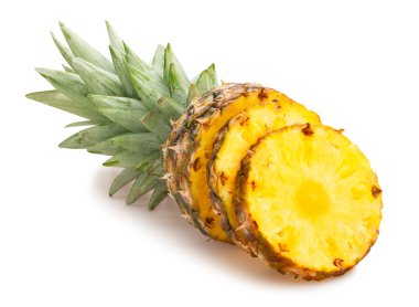 Dilimlenmiş ananas yolu beyaza izole edilmiş.