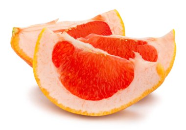 Dilimlenmiş greyfurt yolu beyaza izole edilmiş.