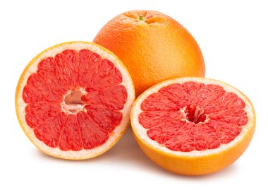 Dilimlenmiş greyfurt yolu beyaza izole edilmiş.