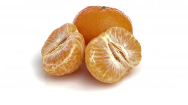 Beyaz arkaplanda soyulmuş mandalina