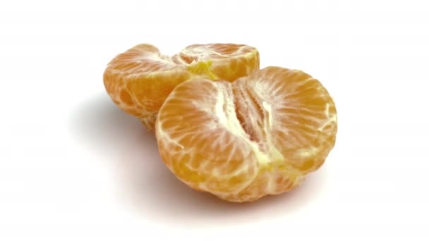 Mandarine Pelée Coupée Deux Sur Fond Blanc — Video