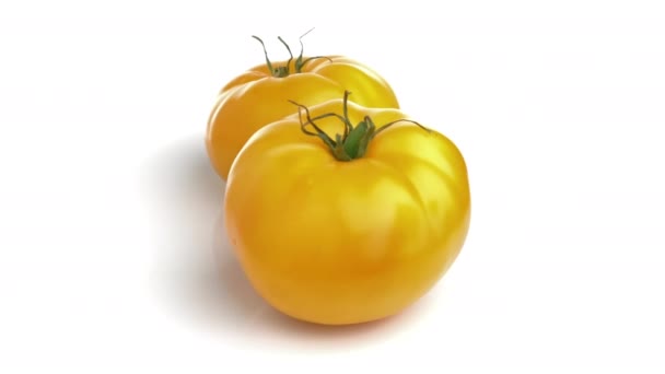 Tomate Amarillo Sobre Fondo Blanco — Vídeos de Stock