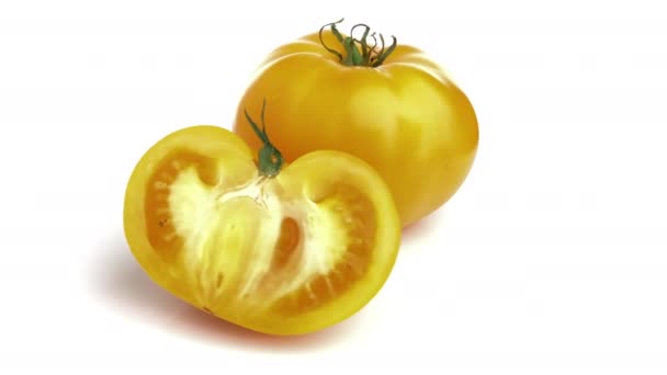 Gesneden Gele Tomaat Witte Achtergrond — Stockvideo